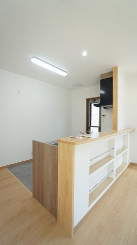 便利な収納つきキッチンカウンター　※各部屋、各箇所に照明器具つき