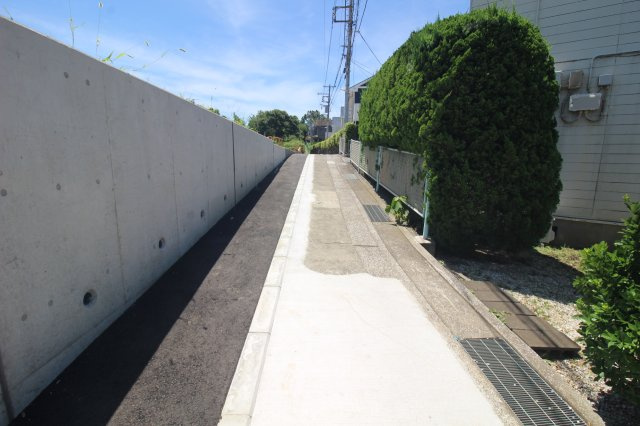 分譲地北西側もセットバック済の道路が通っていますが、分譲地からは出入りができません