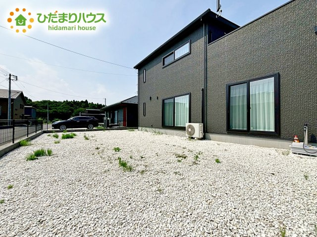 陽光たっぷり降りそそぐ南庭を備えた理想のお住まいです。お子様の遊び場や趣味のガーデニングなど、ライフスタイルに合わせていろいろとお楽しみ頂けそうです。