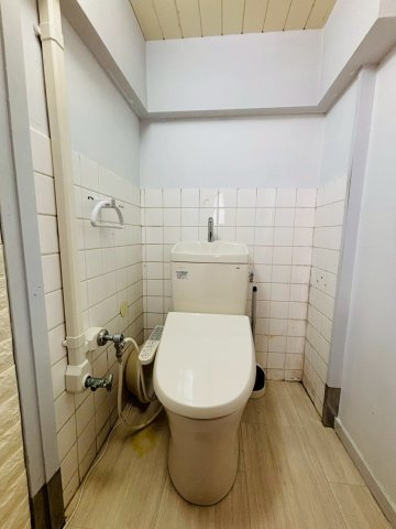 トイレは交換歴がありスペースが広くとられています。温水洗浄便座です♪