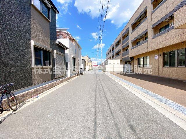 前面道路含む現地写真です