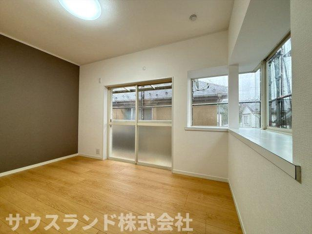 二面に窓があり明るい光が差し込む、風通しの良い洋室です。落ち着いた色のアクセントクロスが、空間をグッとおしゃれに見せてくれます。出窓のスペースに家族の写真や小物を飾って、お気に入りの空間にできます。