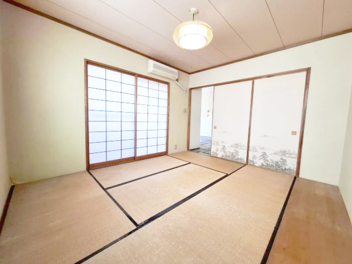 和室の端には、板張りのタンス置き場もございます！畳を痛めません。