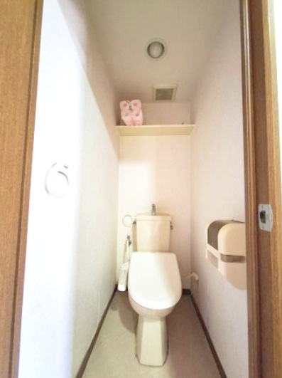 上部に棚があるのでトイレットペーパーや小物などスッキリ片づけられますね♪