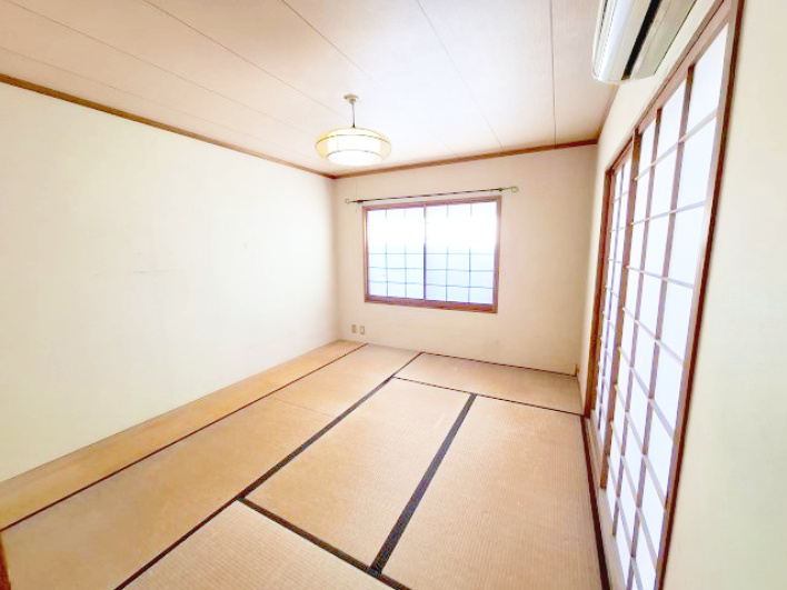 2面採光で風通しの良い明るい和室です。