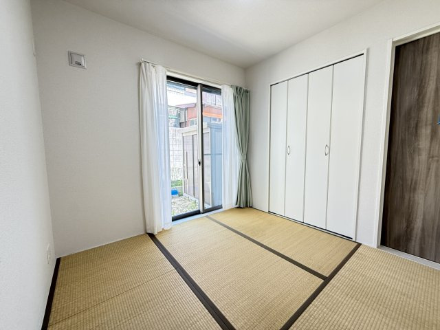 リビングに併設された4.5帖の和室は、多目的に活用できる便利な空間です。客間や子どもの遊び場、ちょっとした休憩スペースとしても最適。押入れ付きで収納力もありすっきりとした暮らしをサポートしてくれます。
