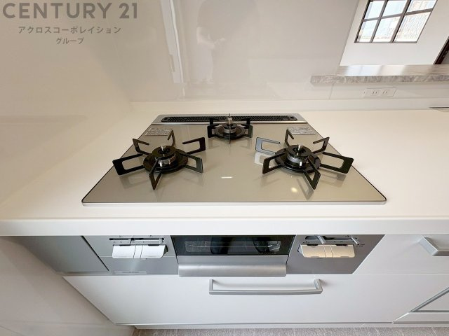 多数の調理器具を同時に使用でき、料理の効率化が可能。省エネで節約になり、様々な料理スタイルに適応できます。また、火力調整が独立しており、手入れや掃除もしやすく、今よりもっとお料理が楽しくなるかも。　