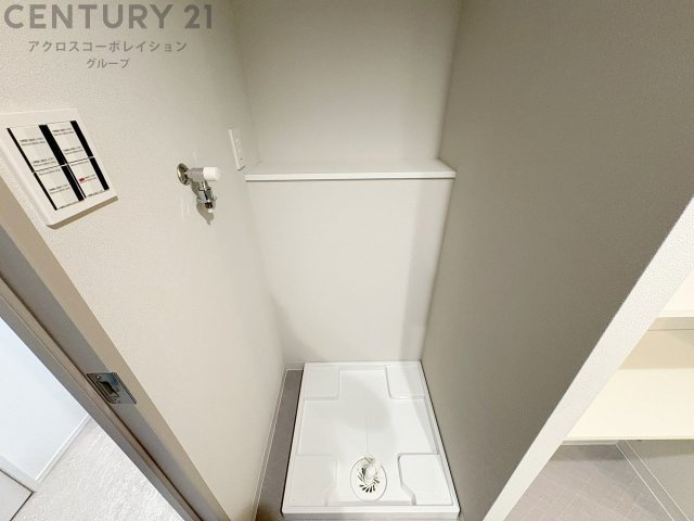 洗濯物の仕分け作業がしやすく、整理整頓が容易になります。洗濯音や湿気を他の部屋に持ち込まず、生活環境を快適に保ちます。上部を活用すれば収納スペースを確保でき洗剤や洗濯用品の整理もしやすくなります。　