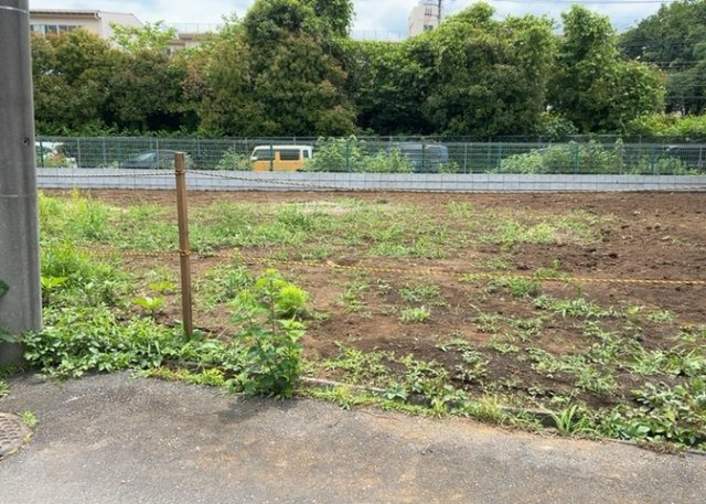 土地の形が極端に長細かったり、狭小地、あるいは道路との高低差がある傾斜地だった場合、後々売ろうとしても買い手がつかない場合もあります。後々、売却することになった時に価値の下がらない土地を選びましょう。