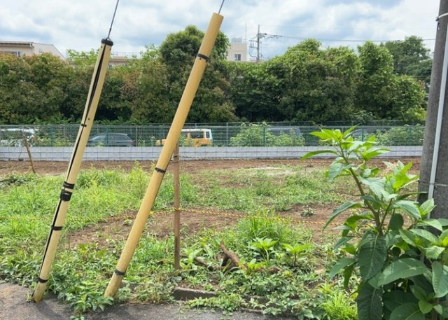 土地の面積＝住宅面積ではありません。建ぺい率の問題などで、土地のある場所によって住宅を建てられる面積は限られています。高さもしかり、「土地」という言葉の中には、建築条件も含まれると考えておきましょう。