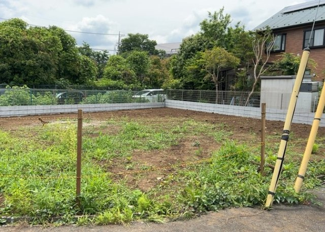家を建てる場合、方位は要チェックです。現実的に日当たりのよい家ならばリビングは南側、建築基準法でも北側に当たる家への配慮は求められています。土地を見学に行く際は、方位磁針を持って行くようにしましょう。