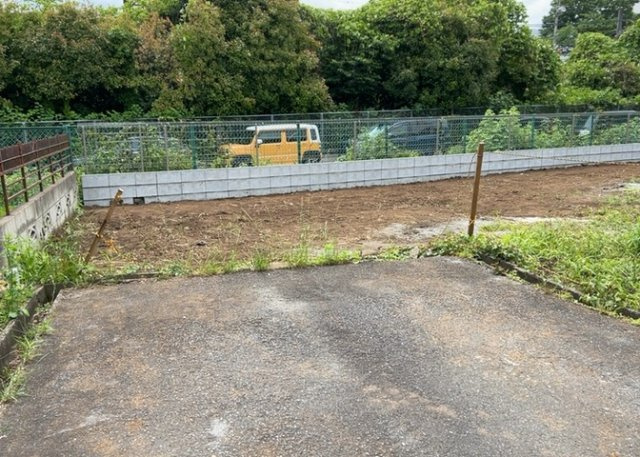 土地を買う際、住む地域の自治体や福祉の補助制度にも注目してみましょう。子供や老人の医療補助やゴミ出しのルールなど、自治体によってルールに大きな違いがあるため、暮らしやすい土地で判断するとよいでしょう。
