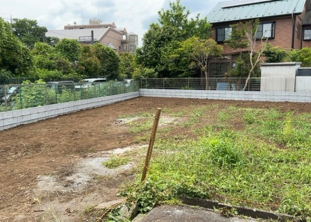 土地の前の道路に消火栓が設置されていることがあります。この場合、道路交通法第45条第1項により、駐車禁止の場所が指定されています。そのため、車庫などの駐車スペースをつくることができない場合があります。