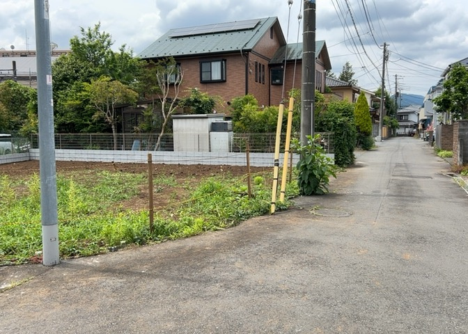 現地に行くなら、物件の周囲の地形がどうなっているかを見ることも大切です。周辺より低くなっている土地では、大雨などで水が集まりやすいため、地盤が弱くなっているということも考えられるため、注意が必要です。