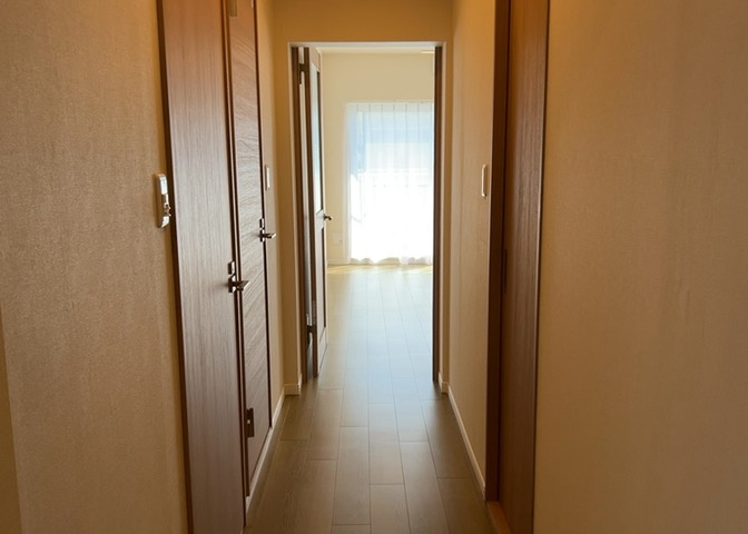 内装はとにかくおしゃれなものがいい！と選ぶ前に、まず住んだ後のことを想像してみましょう。住んでみたらコンセントの位置が悪くて使いにくいなど出てきます。事前にどの家電をどこに置くか想定しておきましょう。