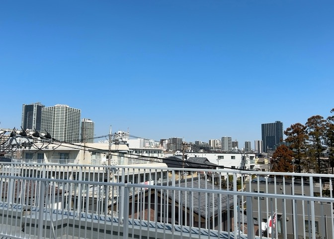 眺望の良さを楽しめるダイニングキッチンで家族団らんの時間を過ごしてはいかがでしょうか。バルコニーから見える景色を家族で眺める時間は、時間が経つのを忘れてしまいそうですね。是非、現地を見に行きましょう！
