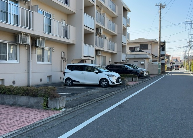 車一台あたりに必要なスペースは、標準サイズの普通自動車で横幅2m50cm、長さ5mは必要になります。ただし、乗降のことも考慮して横幅3m30cm、長さ5m50cmほどは確保できるところを選びましょう。