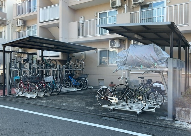 マンションの駐輪場は、事前に空きがあるか確認を取ると安心です。せっかく入居したのに駐輪スペースがない！なんてことになったら大変ですよね。そこで、内見時や購入前にはまず事前に確認しておくと良いでしょう。