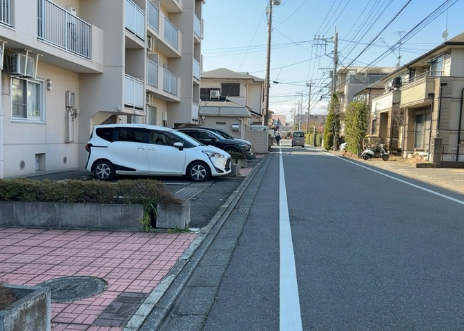 駐車場と明記されていても、最小スペースでつくられた駐車場だと大型車は駐車できなかったり、出入りしにくくなったりする可能性があります。お車のサイズと購入したい物件の駐車場のサイズを現地で確認しましょう。