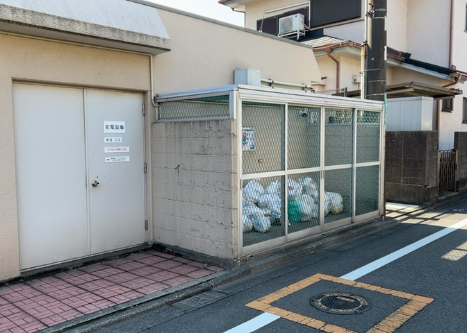 共有部分は、住民なら誰もが使える設備のこと。例えば駐車場やエレベーター、インターネット設備、セキュリティ設備などがあります。他にも、マンションの廊下・外部階段やエントランス・ゴミ置き場などがあります。