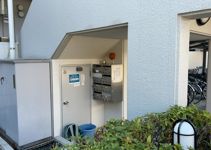 エントランス付近に設置されている集合ポストは、住んでいる部屋と離れているため、ポストをあさるなど誰かに何かされていても被害に気づきにくいです。入居する時には他人に特定されにくい番号で鍵をかけましょう！