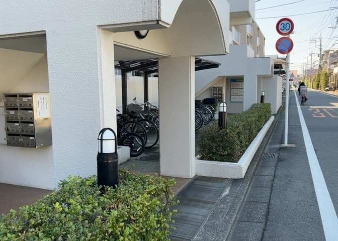 受付はマンションコンシェルジュがいる場合もあれば、管理人が滞在する小部屋を総称して呼ぶことがあります。主にエントランスに設置されていることから、防犯面でも期待ができます。防犯設備がない場合はより安心！
