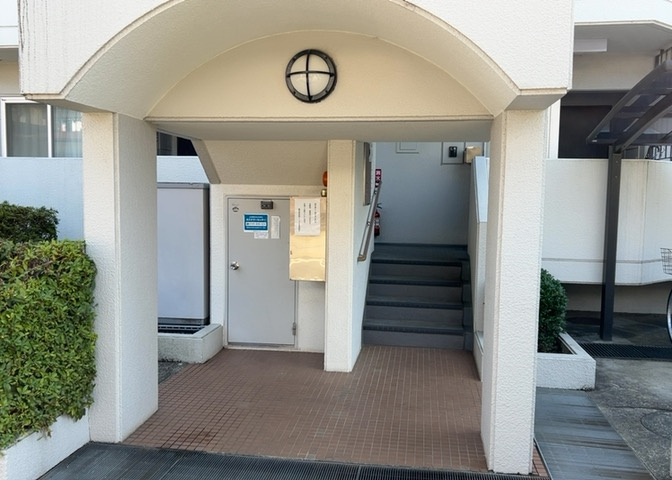 ラウンジは、マンションの共用スペースに椅子やテーブルなどを配置した利用者が寛げる空間です。屋内型ラウンジと屋外型ラウンジがあります。共用部分の管理状況と合わせて、詳細については現地でご確認ください。