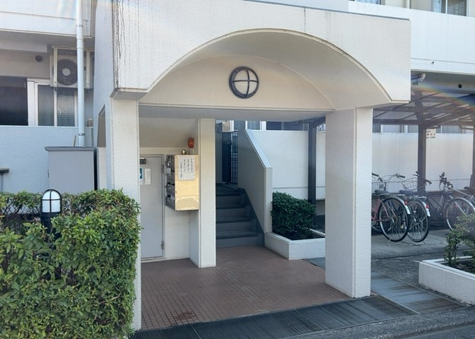 ロビーというと、エントランスと何がちがうの？と思いますよね。実はロビーとエントランスには明確な決まりはありません。物件によっては、エントランスを入って広がるある程度の広さのある空間がロビーとなります。