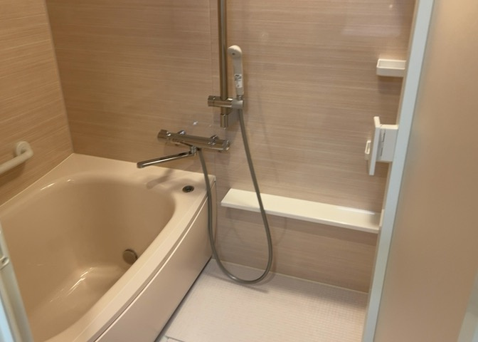 入浴時の快適さも大事なことですが、綺麗な状態を維持できなければ気持ちよく入浴できません。毎日の掃除が楽という点は大事なポイントになります！カビが生えにくく掃除がしやすい、壁や浴槽を選ぶといいでしょう。