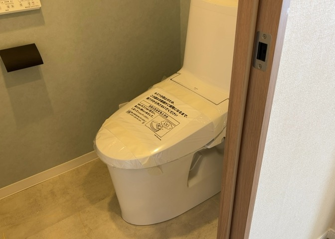 トイレは大きさや形、機能、抗菌性などが異なる多種多彩なタイプが各メーカーから出ています。それぞれに良さがあるため、事前にどういったタイプのトイレがいいのかをご家庭内で決めて、内見に行くといいでしょう。