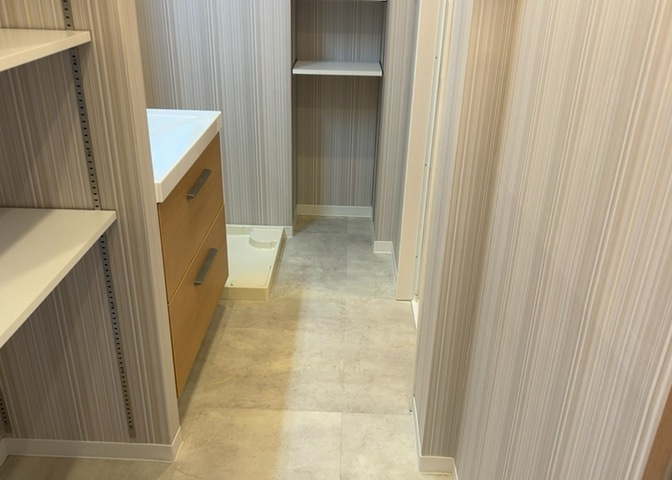 洗面脱衣所は「体を綺麗に整える場所」という目的と役割を持っています。そして便利で使い勝手のいい「体を綺麗に整える場所」にするためには、配置や動線、照明や収納計画をしっかりと検討しておく必要があります。
