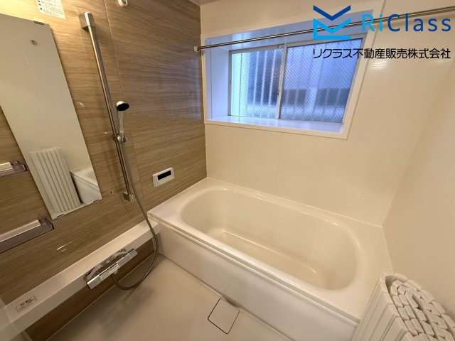 新調のお風呂は浴室乾燥機付です　窓もあります