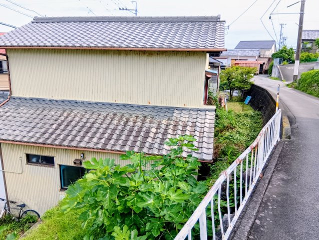 国道1号線まで車で6分です。小・中学校まで徒歩10分圏内です。
