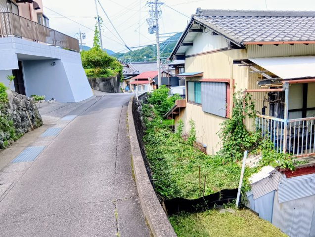閑静な住宅地に位置しています。車通りが少ない穏やかな環境です。