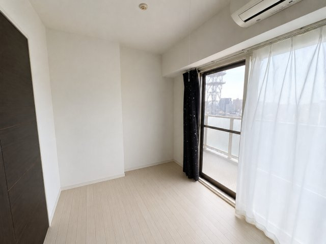 採光が良く、明るく過ごしやすい洋室です