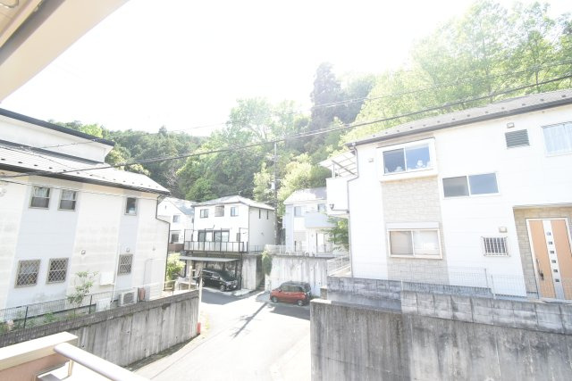 周辺は低層住宅が多いので、陽当りも十分確保できます♪