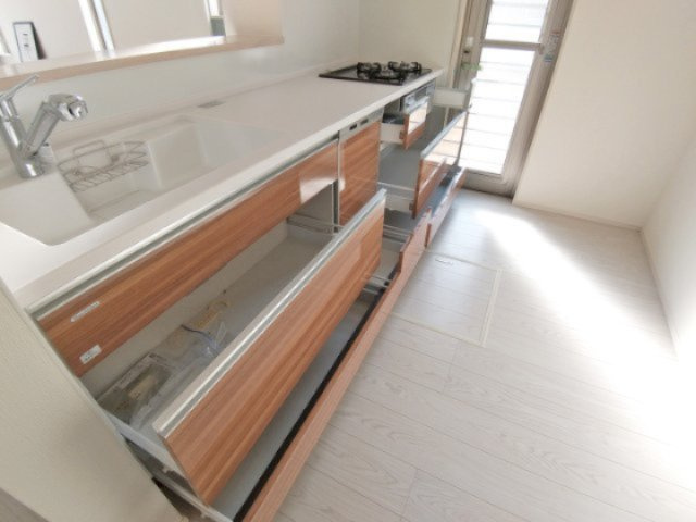 調理がはかどるワイドカウンター、浄水機付シャワー水栓・食洗器・勝手口完備