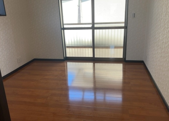 洋室のメリットは重い家具が置きやすく、身の回りが整理しやすいことです。　床がフローリングのため畳とは異なり凹みにくいです。　クローゼットなど収納が豊富で、普段使わない旅行カバンや服の整頓も簡単にです。