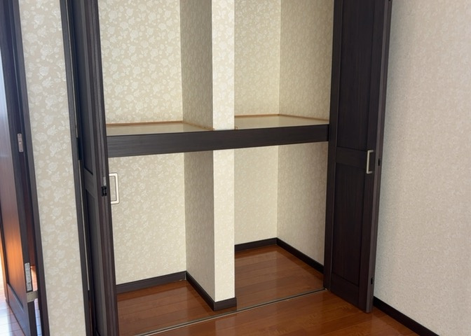 デザイン性を重視しすぎて収納が少なかった！なんてことにならないため、事前に現地で収納の数を確認しておくことをお勧めします。クローゼット以外にも床下収納や屋根裏収納、パントリーなどもチェックしましょう。