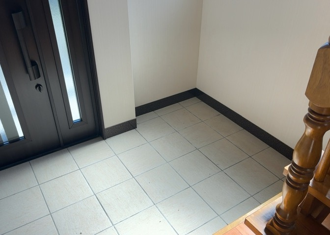 玄関は家の顔でもあり、家族以外の目にも止まる場所です。玄関は外との間を仕切る扉、靴などをしまっておく収納スペース、靴脱ぎのたたきスペース、来客とのやり取りをするドアホンなど複数のアイテムからなります。