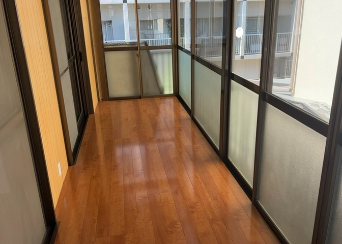 バルコニーは、室外の専用スペースのうち、「屋根がなく開放された空間」であるものを指します。ベランダより広いタイプのものが多く、日当たりもよいため家庭菜園などを楽しみたい人にとって適した環境となります。