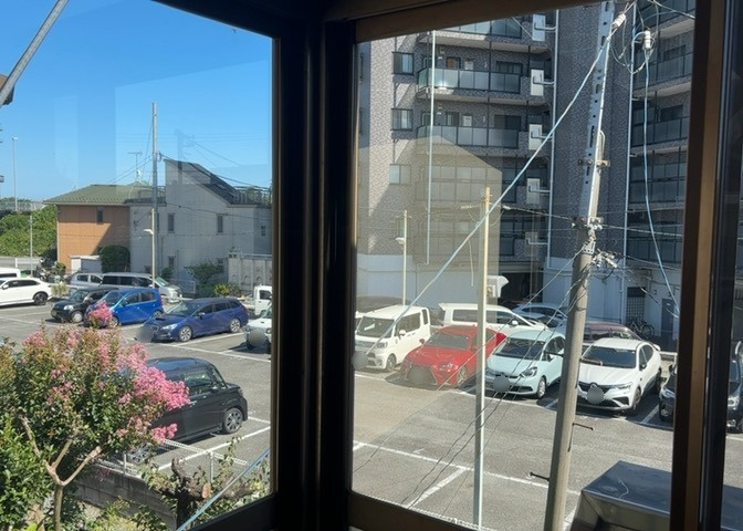 眺望を気にして物件を探す場合、前面に建物が建っていないか現地で確認しましょう！前面に建物があると景色はもちろん、日当たりや風通しにも影響が出てきます。住んだ時のことを想像しながら現地見学をしましょう。