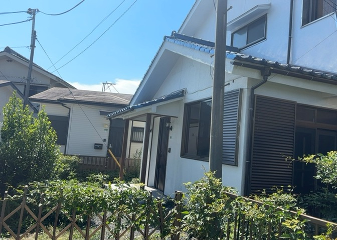 住宅用の土地では前面道路に2m以上接していなければならないと法律で定められています。しかし、お持ちの車のサイズやライフスタイルなどにより、2mでは利便が悪い場合もございますので、事前に確認しましょう。