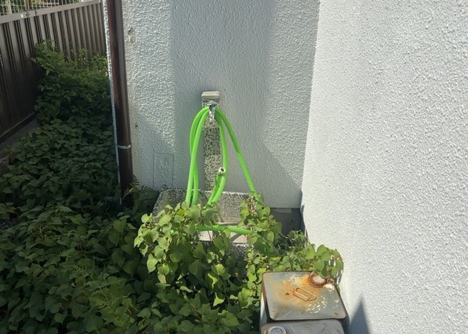 敷地内に散水栓や立水栓があると便利です。水道水を直接利用できるため、水を運ぶ手間を省くことが出来ます。大量の水を必要とする洗車作業や清掃などに役立ちます。その他設備とあわせて、現地でご確認ください。