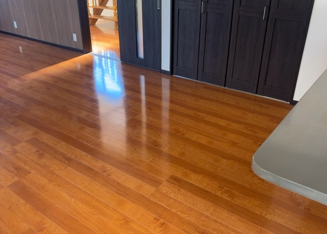 ダイニングは、食事や家族の団らんスペースとしてだけではなく、ほかの用途としても使用することができます。ダイニングテーブルを置き、食事のためのスペースを作ることでリビングとの差別化を図ることができます。