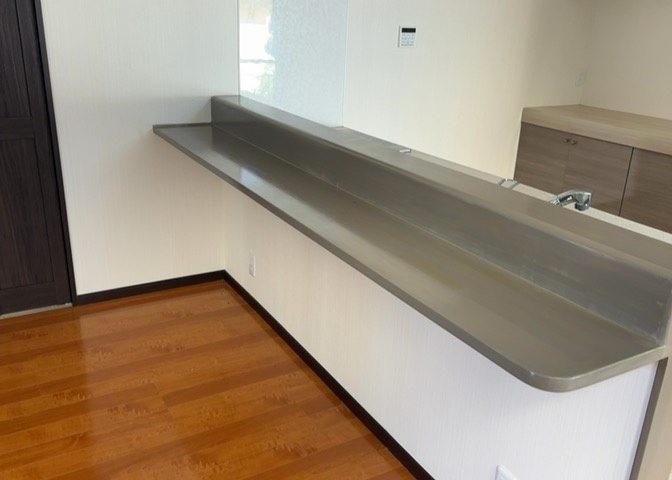 DKの物件でも広く見せたい方は、ダイニングスペースを広く使えるように工夫しましょう。低めのダイニングソファを置くと、家具の圧迫感が減り、広く見せることができ、ダイニングをリビングのように使用できます！