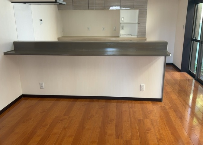 ダイニングとキッチンの間を扉や壁などで仕切らず、一体化させた間取りです。キッチンカウンターがついている物件ならば、食事をキッチンカウンターで取ることで、ダイニングスペースをリビングとして使用できます。