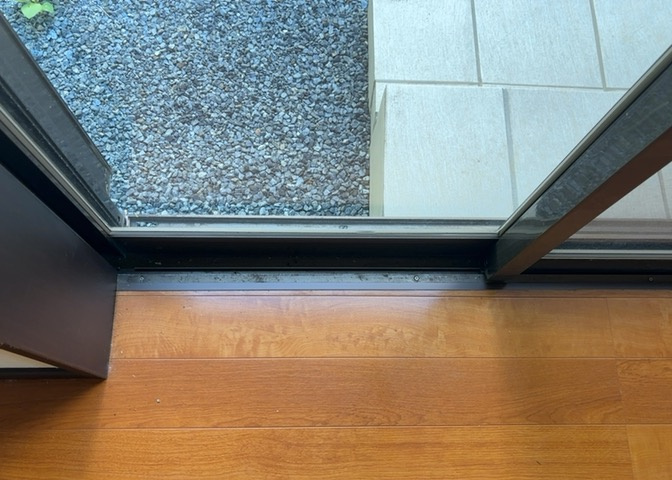 サッシは、ガラス窓に使用される金属製の窓枠です。一般的に住宅建築では、金属製建具工事の段階でガラス類・玄関などと同時に設置されます。種類や構造により断熱性能や遮音性能が異なるので現地でご確認ください。