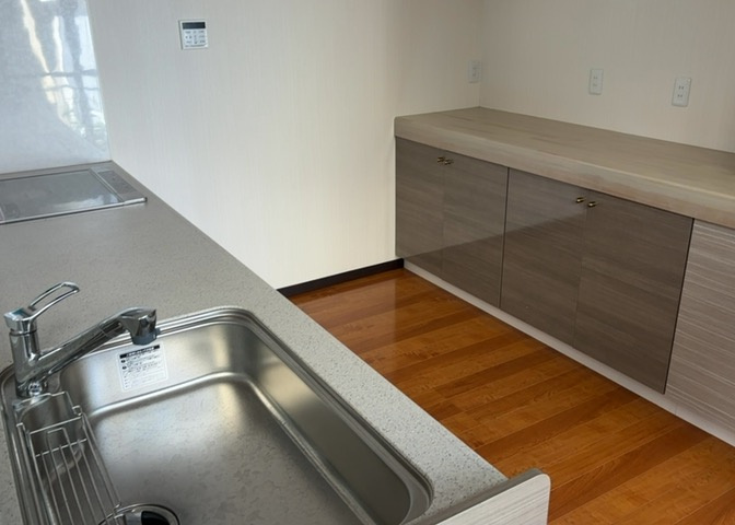 標準的なシステムキッチンの横幅は、165cm～300cm程度です。2100・2400・2550・2700などミリ単位で表記されます。普段どのように料理をするのかを想定しながら合ったサイズを選びましょう