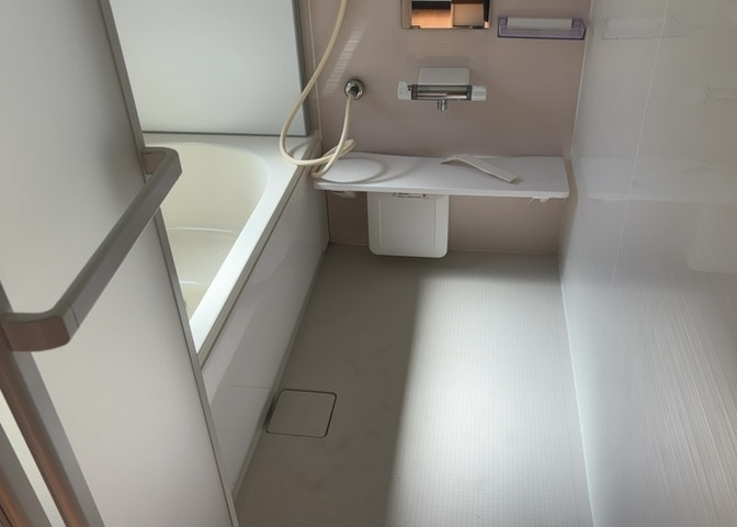 入浴時の快適さも大事なことですが、綺麗な状態を維持できなければ気持ちよく入浴できません。毎日の掃除が楽という点は大事なポイントになります！カビが生えにくく掃除がしやすい、壁や浴槽を選ぶといいでしょう。